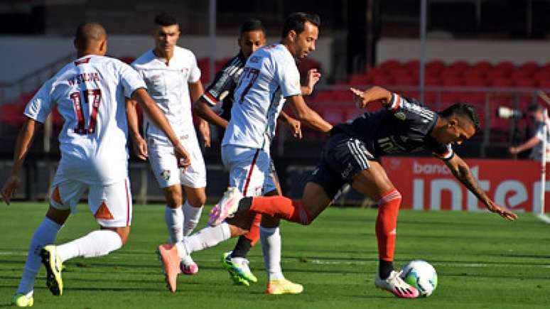 Nenê duela com Igor Vinícius no Morumbi (Foto: MAILSON SANTANA/FLUMINENSE FC)