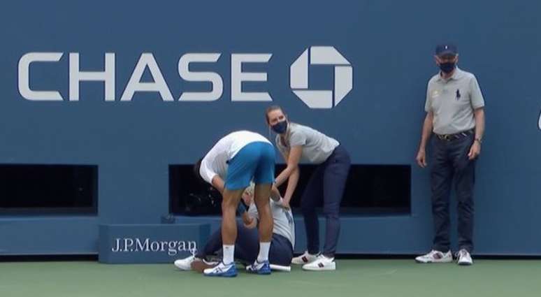 Djokovic acertou uma bolada em juiz de linha e foi desclassificado do US Open (Foto: Reprodução)