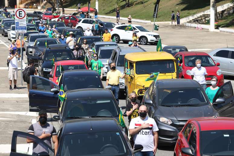 Manifestantes fazem uma carreata em apoio à Operação Lava Jato, na praça Charles Muller, em frente ao Estádio do Pacaembu, na zona oeste de São Paulo