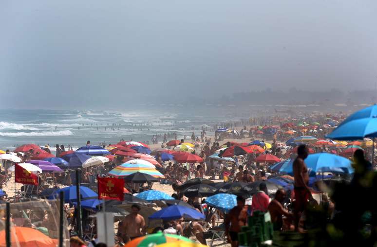 Movimentação intensa de banhistas na praia da Barra da Tijuca, na zona oeste do Rio de Janeiro