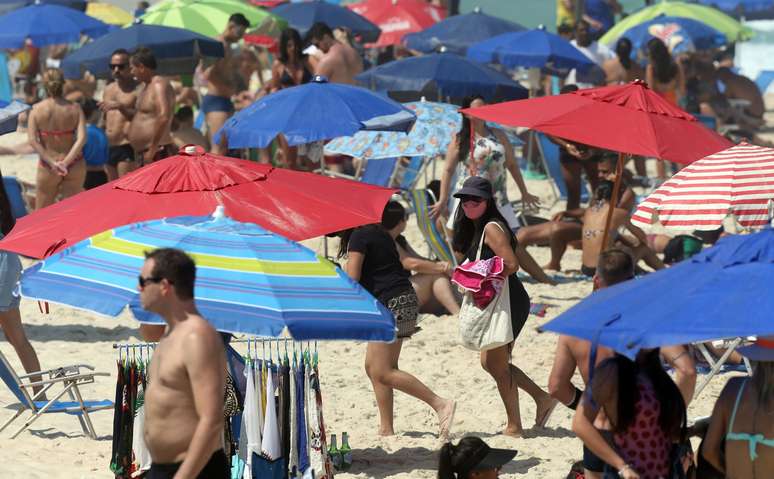 Movimentação intensa de banhistas na praia da Barra da Tijuca, na zona oeste do Rio de Janeiro