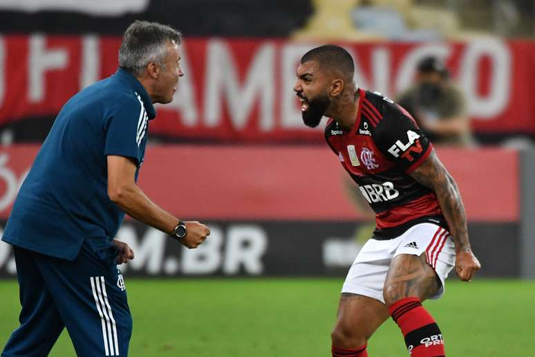 Domenèc Torrent e Gabigol comemoram gol do Flamengo
