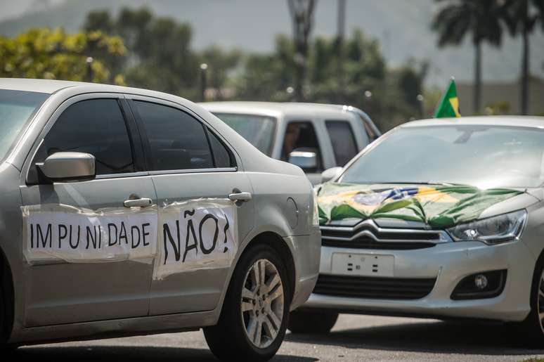 Manifestantes fazem uma carreata em apoio à Operação Lava Jato, no bairro da Barra da Tijuca, na zona oeste da cidade do Rio de Janeiro