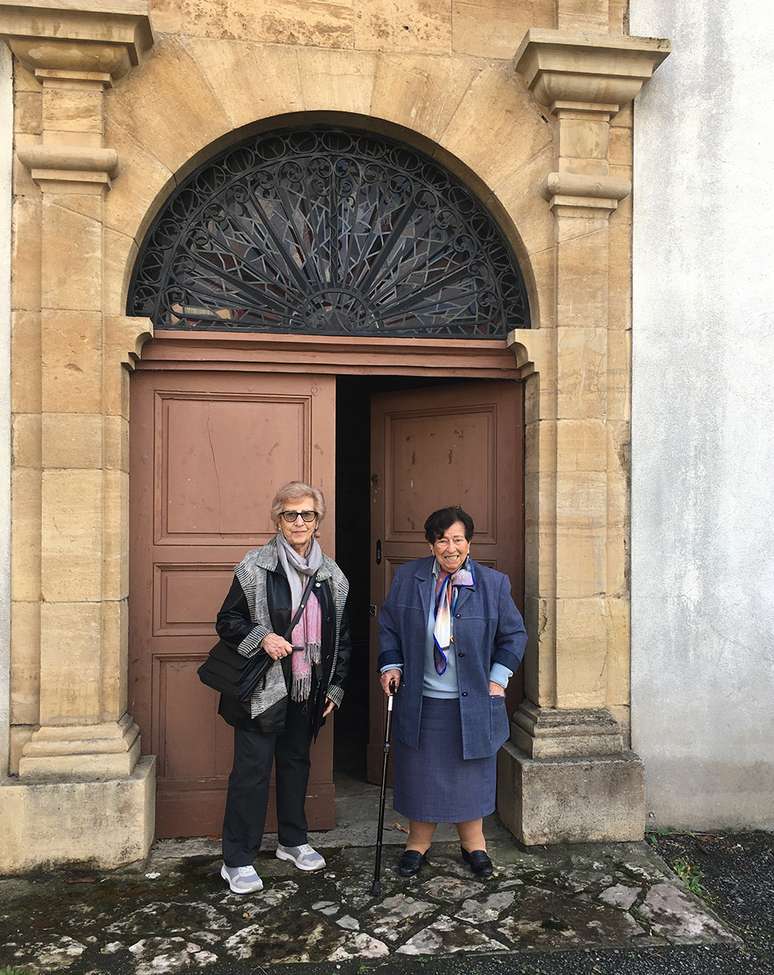 Hélène e Annie na entrada do convento