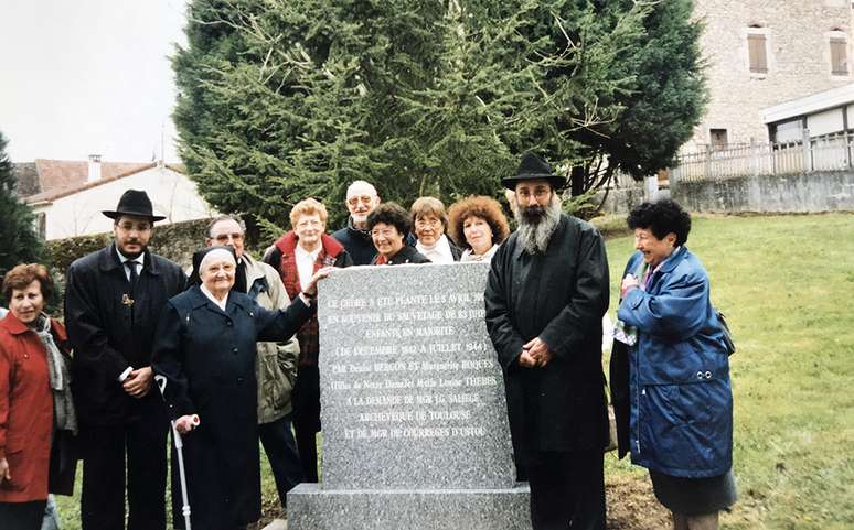 Hélène (esquerda), Annie (direita) com a Irmã Denise e o memorial - Albert Seifer está parado atrás