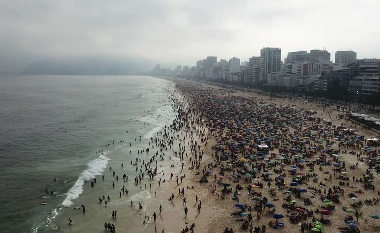 Pessoas se aglomeram na praia de Ipanema, em meio à pandemia do coronavírus. 6/9/2020. REUTERS/Pilar Olivares