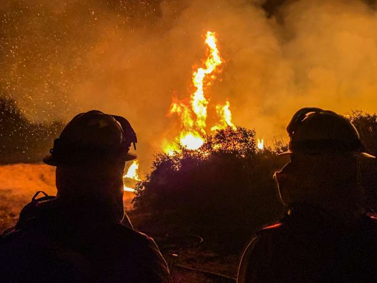 Bombeiros trabalham para apagar um incêndio na Califórnia. 6/9/2020. Steve Russo/via REUTERS