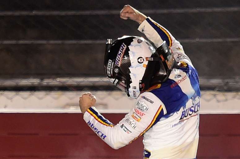 Kevin Harvick abriu os playoffs com vit&oacute;ria 