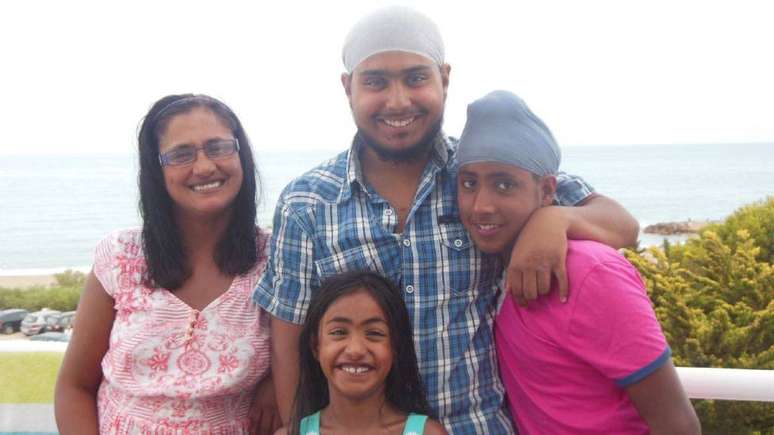 Kuli com sua sua fam&iacute;lia