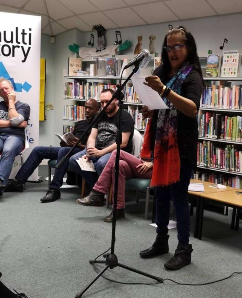 Em 2017, ela fez a primeira apresenta&ccedil;&atilde;o ao vivo de seu trabalho.