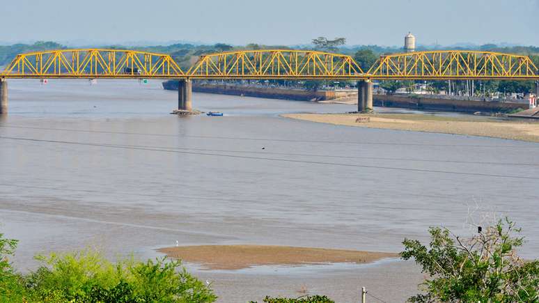O rio Magdalena foi durante um s&eacute;culo a principal via de liga&ccedil;&atilde;o entre as v&aacute;rias regi&otilde;es da Col&ocirc;mbia, mas o transporte fluvial foi abandonado. Mais tarde, nem mesmo as estradas nem os avi&otilde;es conseguiram unir o pa&iacute;s