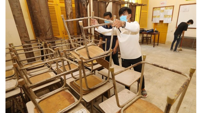 Escola sendo preparada para reabertura no Camboja; tamanho das turmas é critério crucial, diz OCDE