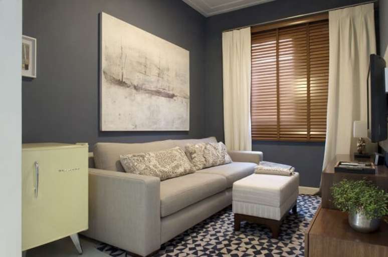 31. O quadro grande para sala de TV foi alinhado acima do sof&aacute;. Fonte: Cristina Lembi