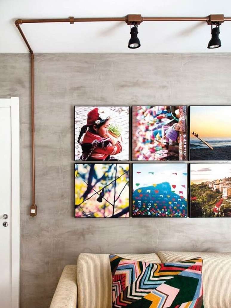 61. Separe seus melhores clicks para formar a decoração com quadros para sala de tv. Fonte: Pinterest