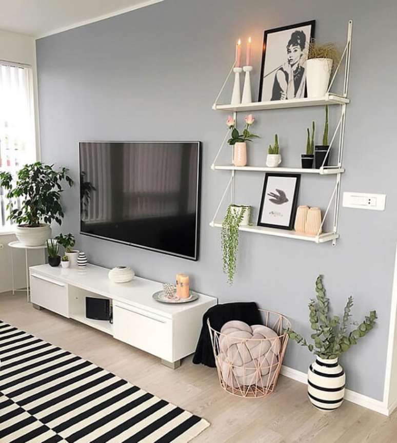 40. Os quadros para sala de TV foram apoiados nas prateleiras. Fonte: Pinterest