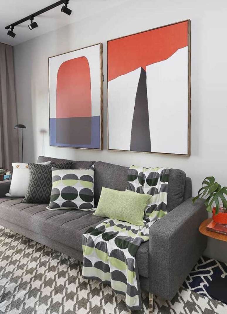 28. O quadro abstrato para sala de TV quebra a neutralidade da decoração. Fonte: Pinterest