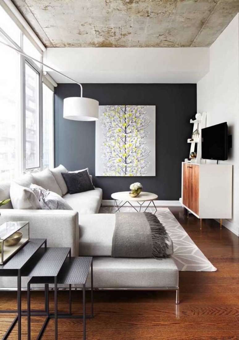 30. O quadro grande para sala de TV deixou a parede preta ainda mais destacada. Fonte: Pinterest