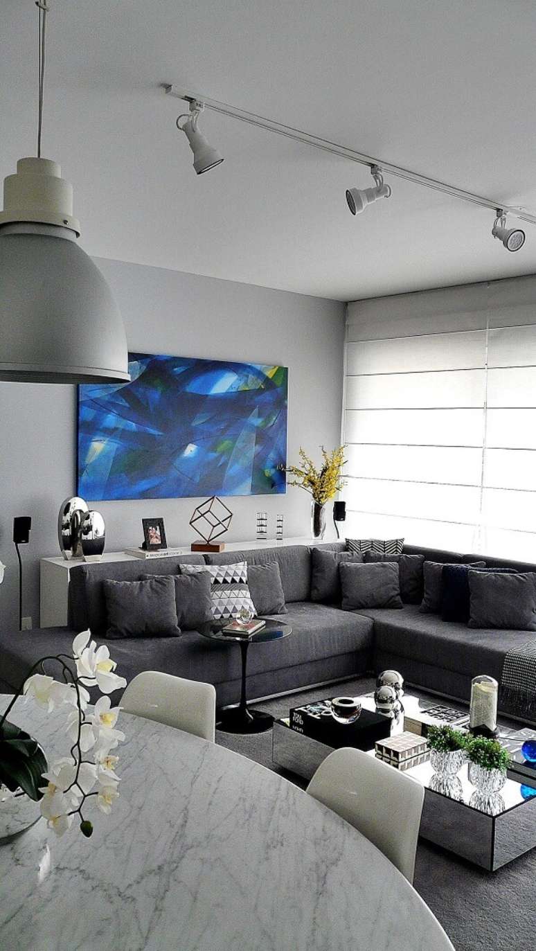 56. Quebre a neutralidade do ambiente incluindo quadros para sala de TV coloridos. Fonte: Rafael Samman