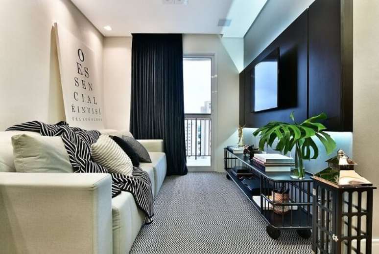 32. O quadro grande para sala de TV foi posicionado acima do sof&aacute; estofado claro. Fonte: Tetriz Arquitetura e Interiores