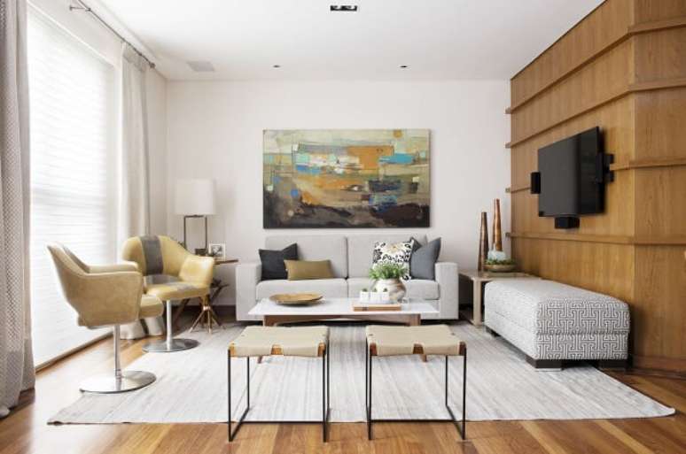 6. O quadro abstrato para sala de TV traz descontra&ccedil;&atilde;o ao ambiente. Fonte: Cristina Lembi