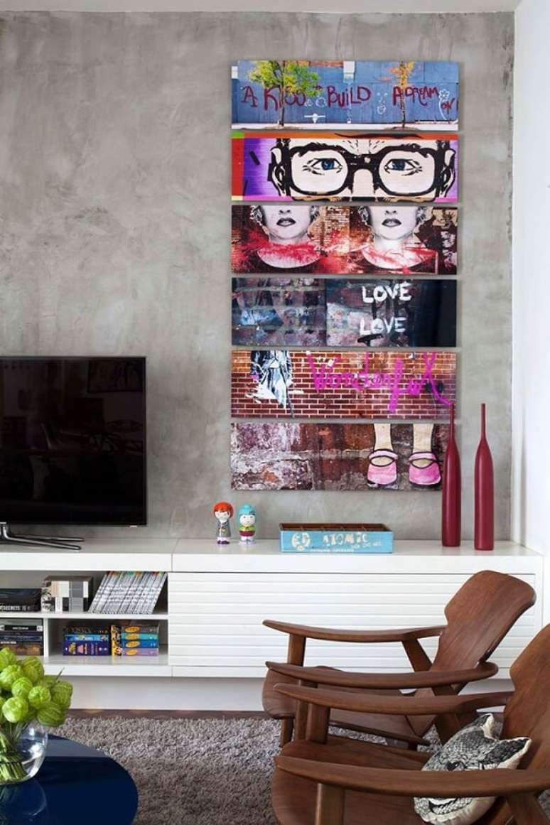 1. Quadros para sala de TV com estampa de grafite conferem um ambiente descontraído. Fonte: Pinterest