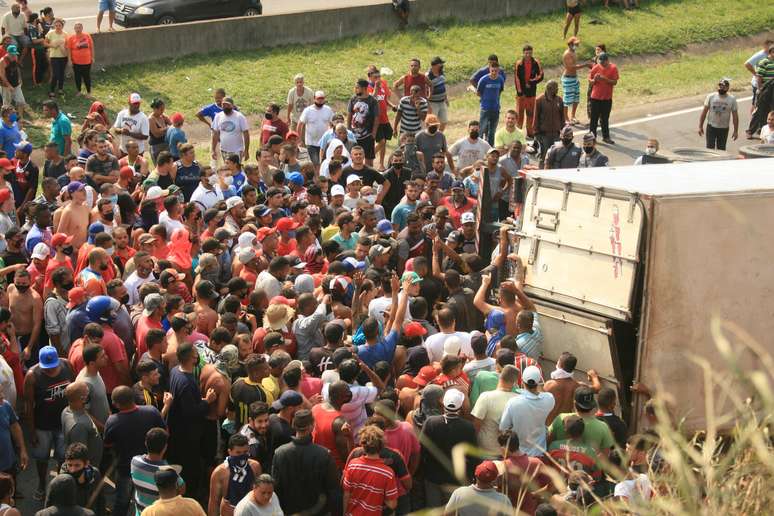 Caminhão carregado de carnes é saqueado após tombar na Rodovia Régis Bittencourt