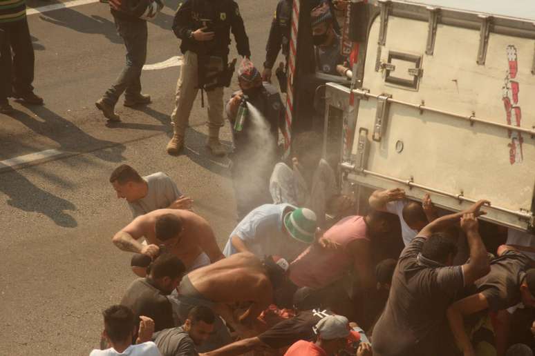 Caminhão carregado de carnes é saqueado após tombar na Rodovia Régis Bittencourt