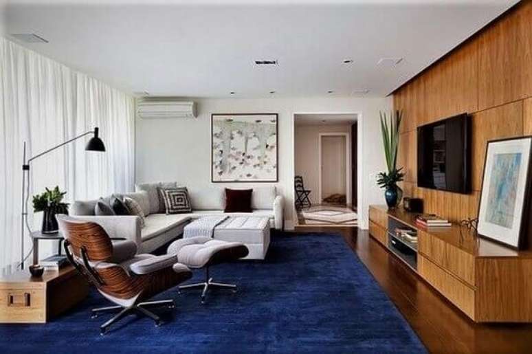 43. Os quadros para sala de TV podem ficar posicionados tanto na parede como no m&oacute;vel do ambiente. Fonte: Pinterest