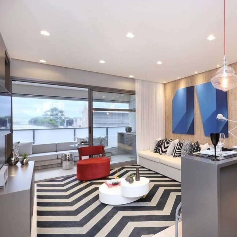 23. Invista em quadros para sala de TV com de tons fortes e vibrantes. Fonte: Pinterest