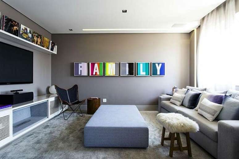 2. Sala de Tv com quadros que representam a união da família nesse ambiente. Fonte: Pinterest