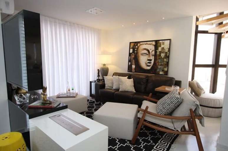 62. Tanto a moldura como as cores do quadro do Buda se conectam com a decora&ccedil;&atilde;o do espa&ccedil;o. Fonte: Cris Vassoler