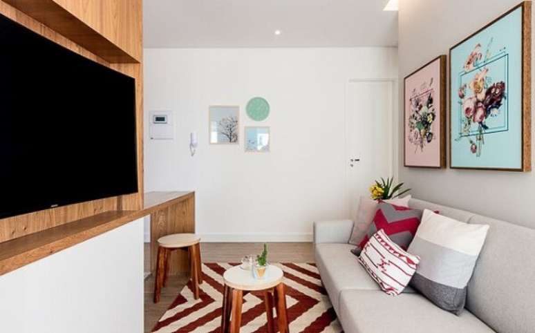 63. Traga um toque de cor ao ambiente incluindo quadros para sala de TV colorido. Fonte: Duda Senna