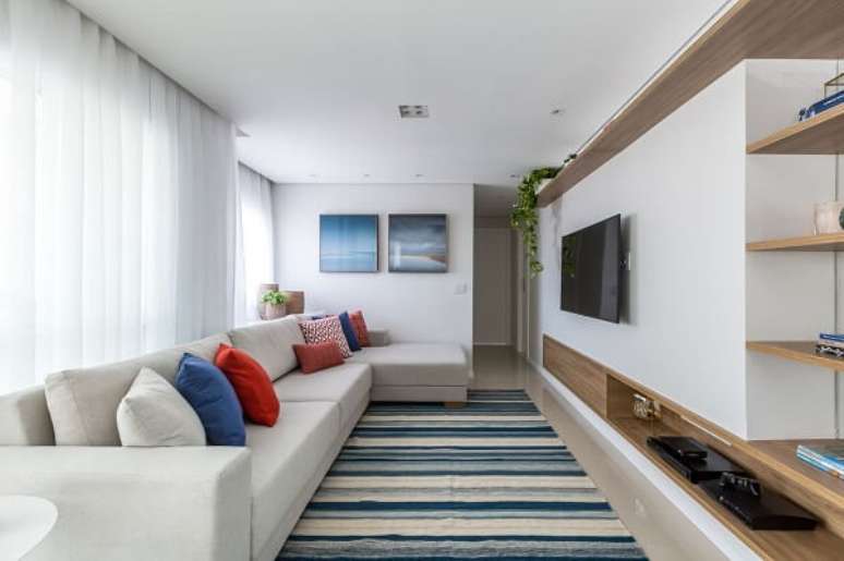 65. A decora&ccedil;&atilde;o com quadros para sala de tv segue tons de azul. Fonte: Studio Canto Arquitetura