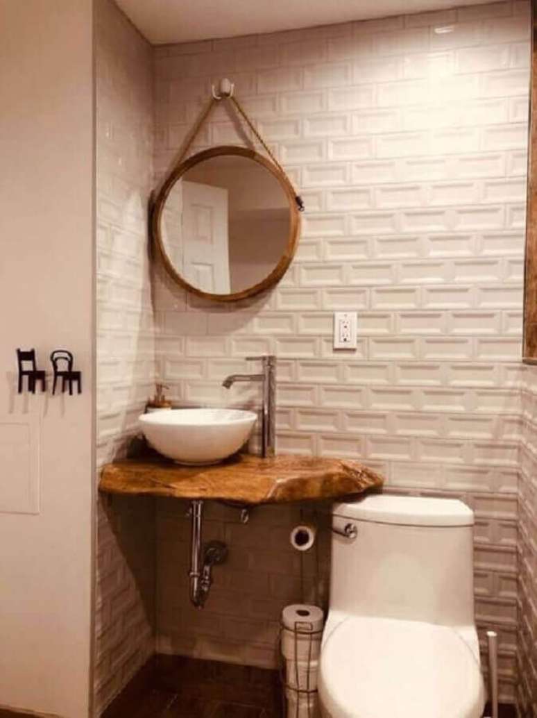 9. Decoração simples com revestimento 3D e espelho redondo para banheiro com alça de corda – Foto: Pinterest
