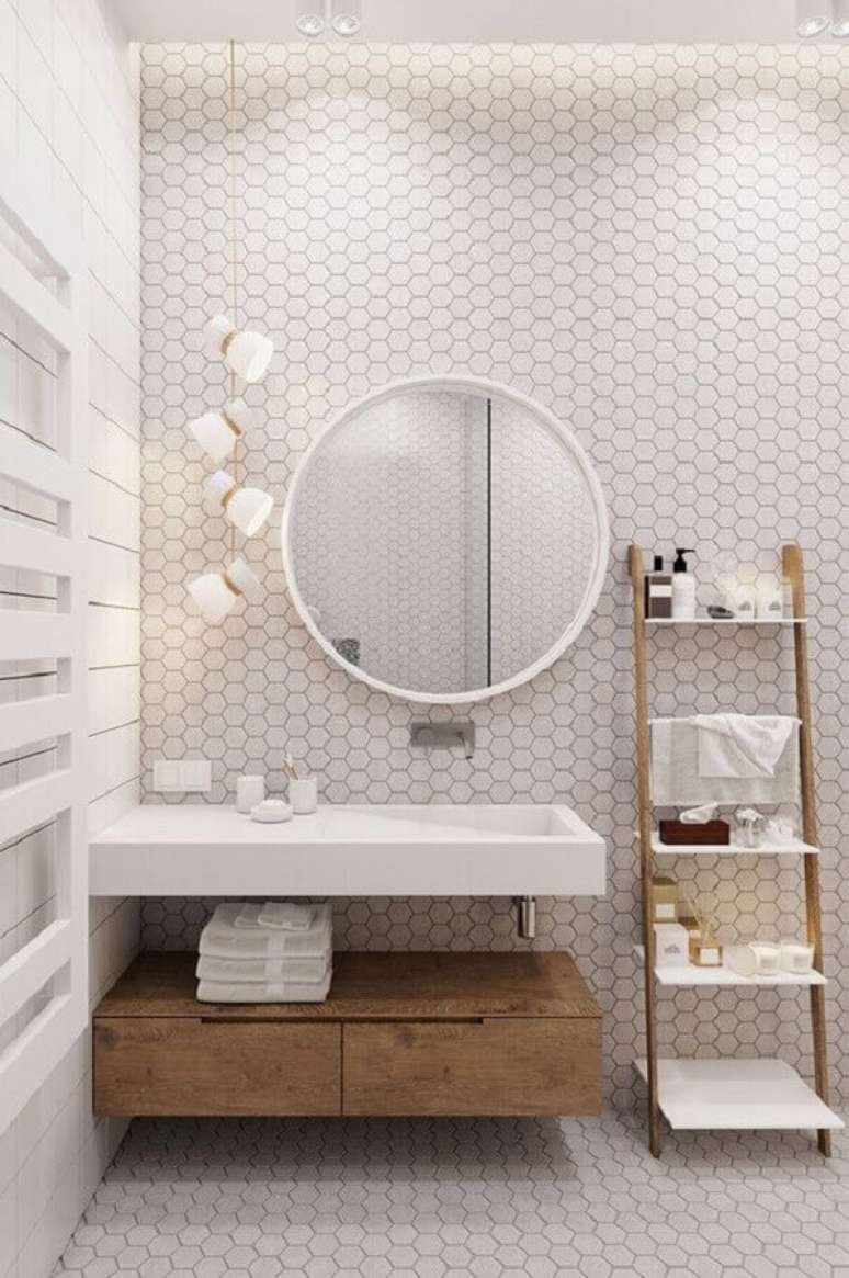 11. Banheiro branco moderno decorado com espelho redondo para banheiro com moldura e revestimento colmeia – Foto: Pinterest