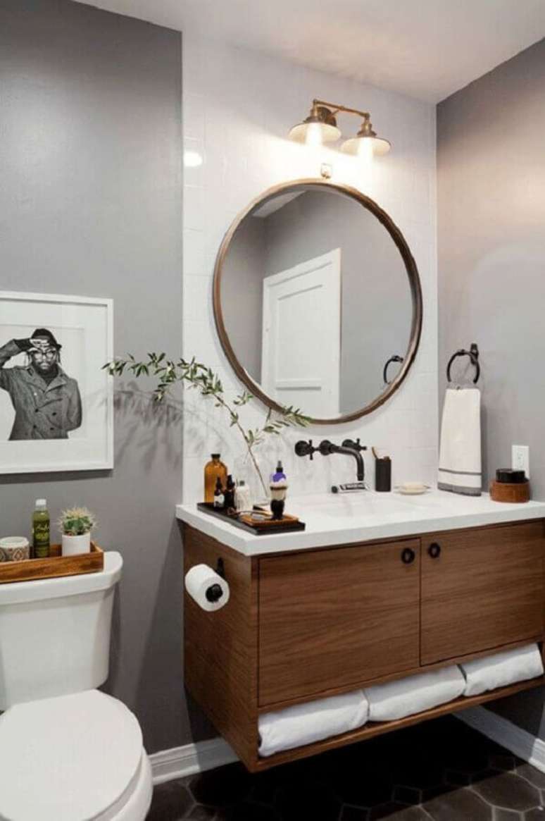 1. O espelho redondo para banheiro pode colocar um toque todo especial na sua decoração – Foto: Apartment Therapy