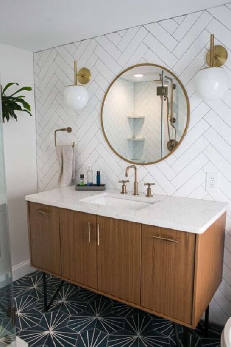 14. Decoração com espelho redondo para banheiro com gabinete de madeira e arandela redonda – Foto: Pinterest