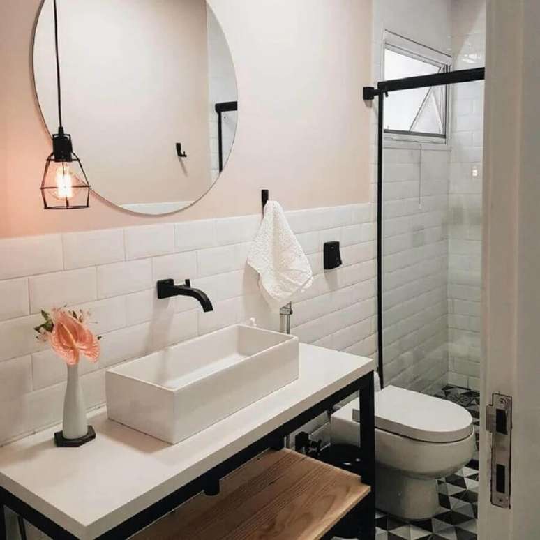 6. Banheiro simples decorado com espelho redondo sem moldura – Foto: Casa 446