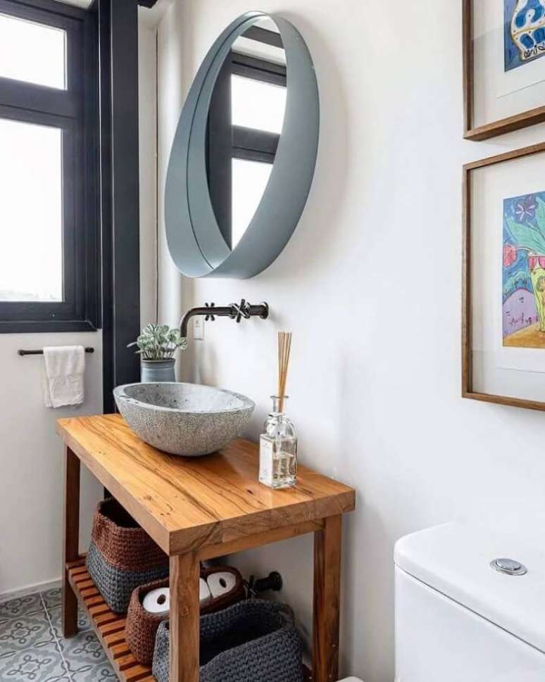 16. Decoração de banheiro simples com espelho redondo moderno – Foto: Anna Parisi
