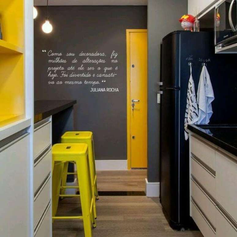 56. Cozinha americana preta e amarela – Via: Pinterest