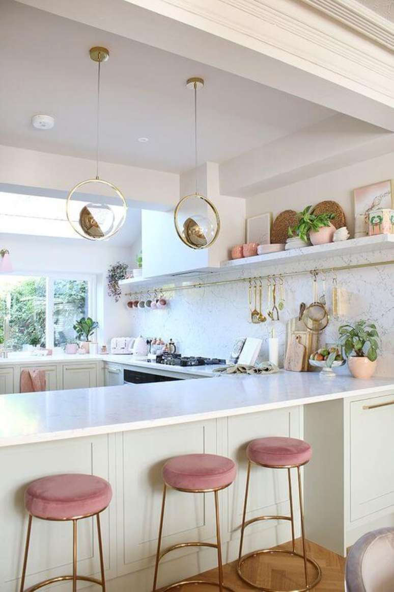 9. Cozinha americana com banqueta rosa claro – Via: Pinterest