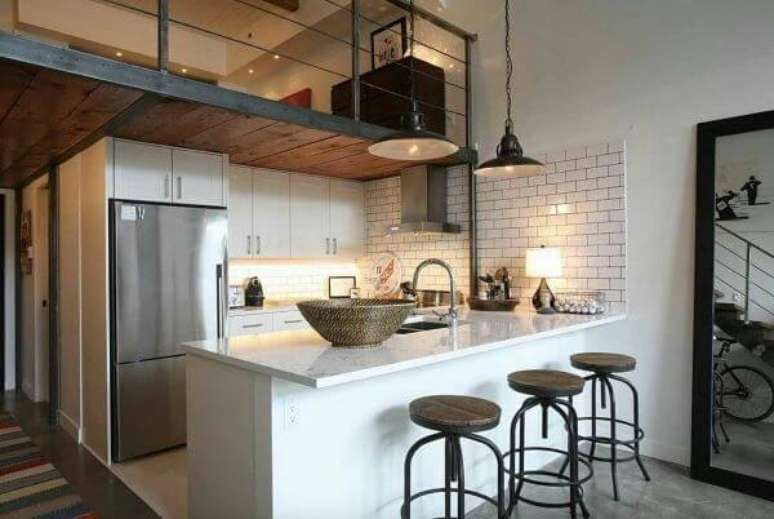 64. Cozinha americana branca com banquetas de ferro – Via: Pinterest