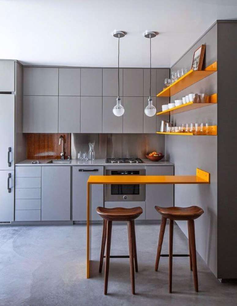 67. Cozinha americana com balcão amarelo – Via: Pinterest