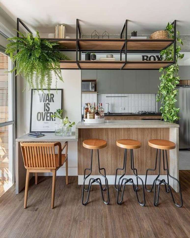 11. Cozinha americana com bancada de madeira e escrivaninha na sala de estar – Via: Pinterest