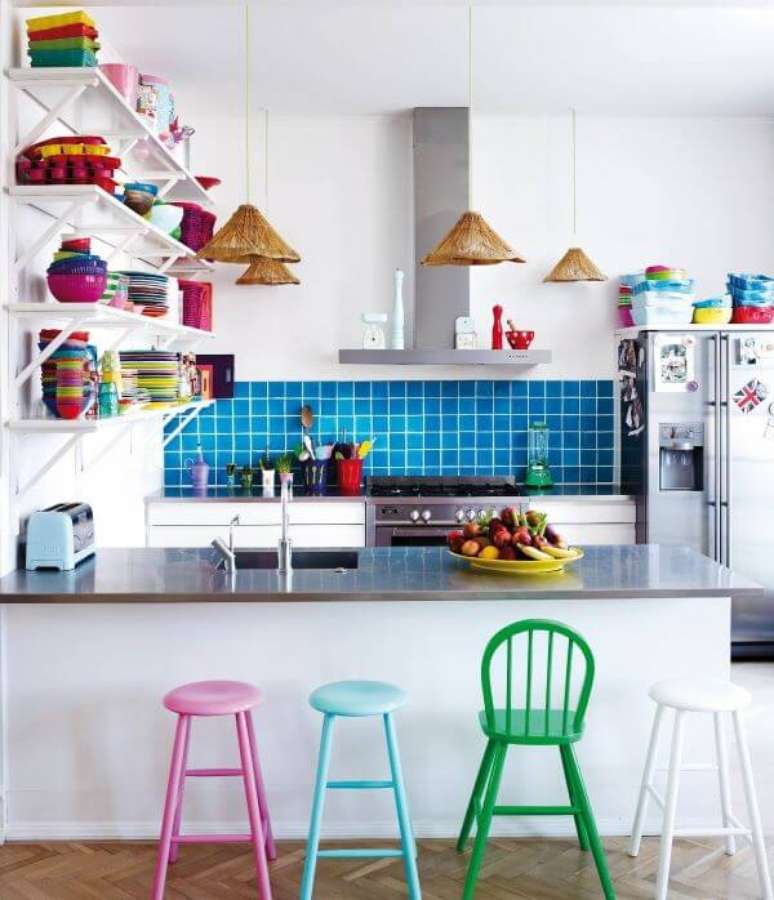 14. Cozinha americana com banquetas coloridas – Via: Pinterest