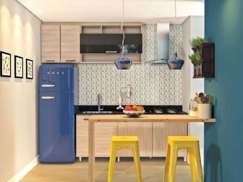 16. Cozinha americana com geladeira azul retrô – Via: Pinterest