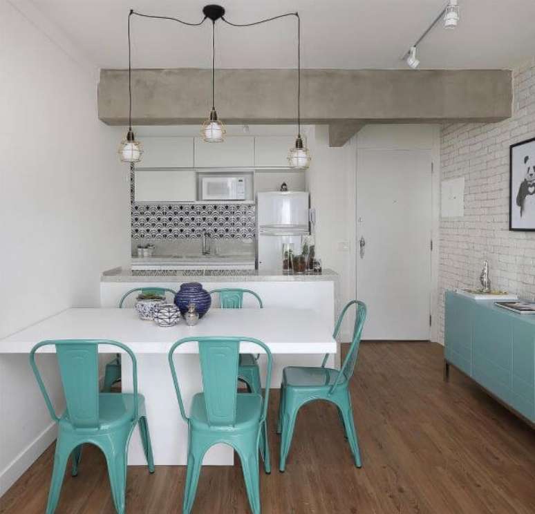 18. Cozinha americana com mesa de jantar azul – Via: Pinterest