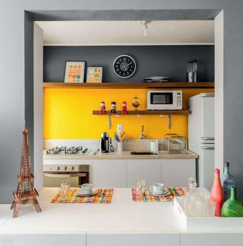 23. Cozinha americana com parede amarela – Via: Pinterest