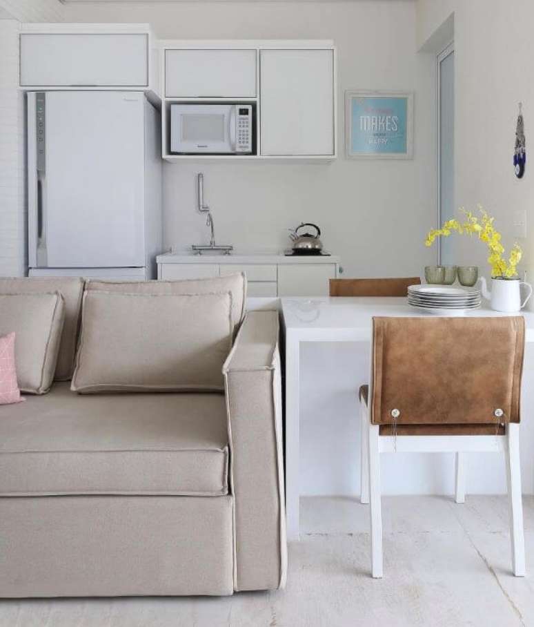 3. Cozinha americana com sofá bege na sala de estar – Via: Pinterest