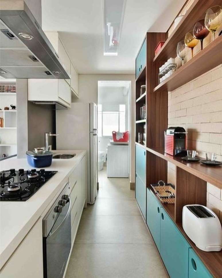 34. Cozinha americana com armários azuis e de madeira – Via: Pinterest